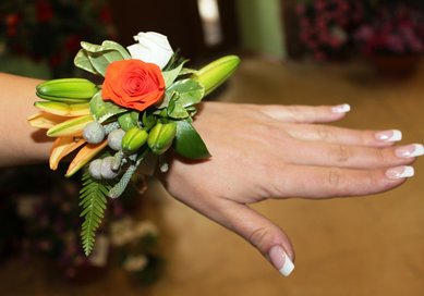 Аксессуар из цветов Д8439 - Салон цветов Долина Роз